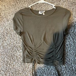 Princess Polly army green cropped short sleeve, size 6!